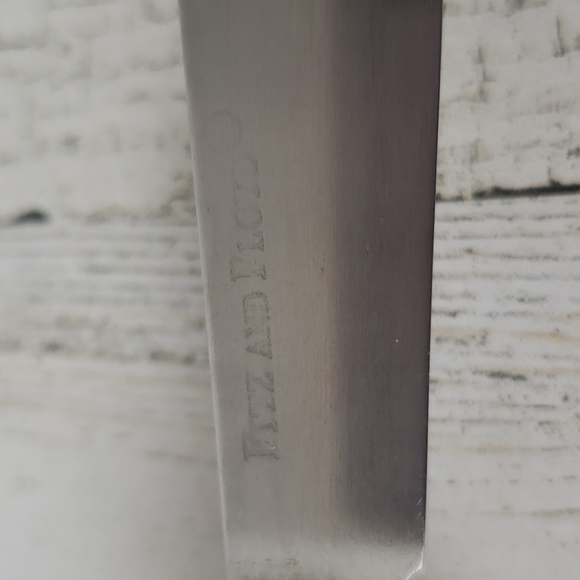 Fitz and Floyd Mingle, Jingle, Be Merry 6" Snack plate and spreader - Picture 4 of 11